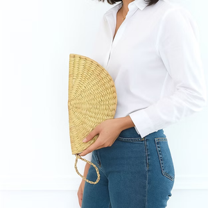 Elegante bolso de mano espacioso para mujer con cómodo estilo de transporte al hombro y construcción de calidad superior - Product Image 1