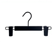 Cintre noir doux au toucher avec crochet antidérapant recouvert de caoutchouc et pince réglable pour pantalons, jupes et jeans
