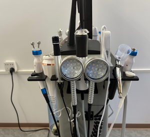 เครื่องไมโครเคอร์เรนท์เดอร์มาเบรชั่น 18-in-1 สำหรับการต่อต้านริ้วรอย รักษาสิว และกระชับผิว - Product Image 3