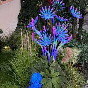 Lampe LED décorative en forme de chrysanthème bleu violet fantaisie avec PVC et résine époxy pour le jardin et les parcs extérieurs - Product Image 2