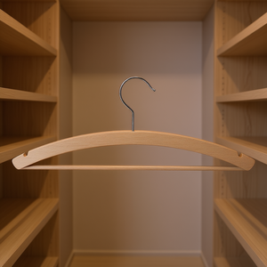 Cintre en bois finition naturelle avec crochet métallique pour le rangement des vêtements - Product Image 3