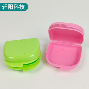 Estuche para Dentaduras Postizas de Plástico Portátil con Orificios para Retenedores de Ortodoncia, Uso Adulto - Product Image 1