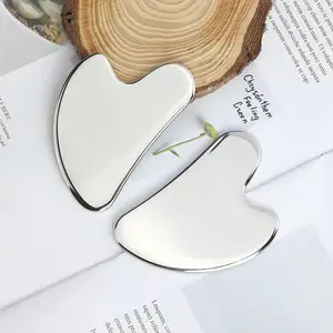 Outil de massage de grattage Guasha en métal pour le visage, le cou et l'acier inoxydable en forme de coeur Gua Sha