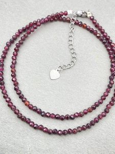 Collar de cuentas de granate rodolita, joyería delicada con piedras preciosas, cuentas microfacetadas, collar de cristal, joyería minimalista, piedras preciosas diminutas - Product Image 5