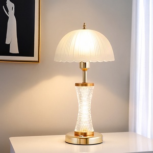 Lámpara de escritorio de cristal plisado de lujo estilo francés con control táctil LED para dormitorio, estudio, ambiente, base de cristal con carga para teléfono - Product Image 1