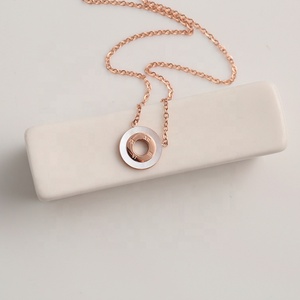 Popolare Collana da Donna Romantica in Acciaio Inossidabile Placcato Oro Rosa con Catena a Maglie e Ciondolo a Forma di Lettera e Conchiglia Bianca - Product Image 4