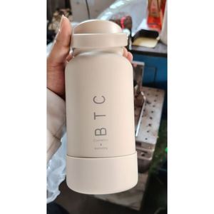 Bouteille d'eau isotherme portable légère en acier inoxydable avec poignée, grande capacité, finition caoutchouc doux au toucher, style mug spatial - Product Image 5