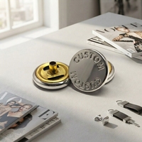 Hochwertige Metallische Messing-Druckknöpfe mit Geprägtem Logo Vierteiliges Design Einfacher Geschäftsstil Universelle Kompatibilität für Bekleidung