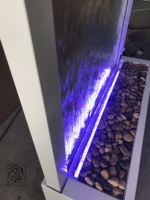 Fontaine Cascade Sur Pied Personnalisée pour Décoration de Mariage avec Écrans en Verre et Éclairage LED