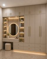 Armoire murale de luxe beige avec zone de dressing intégrée à LED, poignées longues dorées et tiroirs empilables de grande capacité