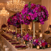 Centre de table de mariage : Grand vase trompette blanc avec roses rouges et lavande pour banquet