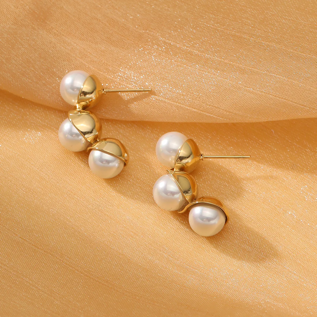 18K Goldplattiert Lava-Form Stiftschmuck Ohrring drei Perlen umgeben wasserdichte Ohrringe kein verblassen schicke Schmuck