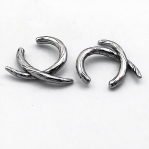 Boucles d'oreilles pour homme en acier inoxydable 316L, étanches, résistantes au ternissement, motif branche de vigne torsadée, à clipser sur le cartilage, style punk gothique. - Product Image 3