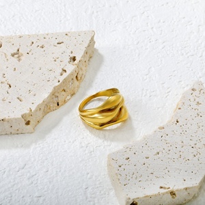 แหวนสแตนเลสสตีลชุบทอง 18K PVD ดีไซน์เก๋สำหรับผู้หญิง รูปทรงไม่สมมาตร กันน้ำ เหมาะสำหรับงานแต่งงานและงานหมั้น แหวนวงใหญ่ - Product Image 5