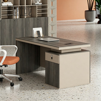 Bureau de travail moderne et simple pour employés, avec écran, casier et cloison, poste informatique pour employés
