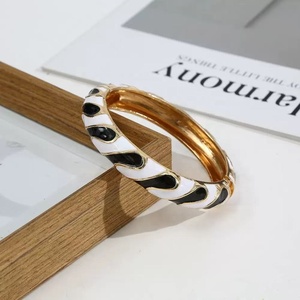 Bracelet Bohème Créatif Color Block pour Femme, Style Goutte d'Huile Élégant, Bijou Perlé en Alliage Plaqué Or, Tendance et Personnalisé - Product Image 3