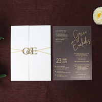 Carte d'invitation en acrylique givré fantaisie en feuille d'or avec poche blanche et monogramme en or 3D acrylique et fil d'or pour événement de mariage