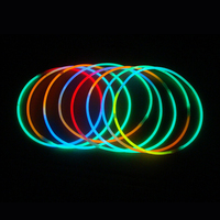 Ensemble 100 Fluorescence Light Glow Stick Colliers 3 couleurs Party Favor pour les mariages Halloween Pâques Noël Body Dancing Flash