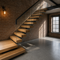Escalier flottant avec poutre en acier dissimulée, marches en bois massif, garde-corps en verre sans cadre, design à marches ouvertes, moderne et minimaliste