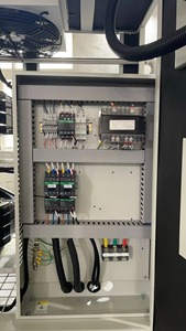 Compresseur d'air à spirale sans huile YiBang 3.7KW 8 bars 380L/min 5hp AC 380V 50Hz quatre-en-un avec réservoir de 200L et entraînement par courroie - Product Image 4