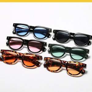 Gafas de Sol Retro de Moda 2025 con Logotipo Personalizado, Montura Grande con Remaches, Protección UV400, para Mujer y Hombre, para Conducir - Product Image 4