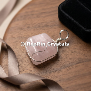 Nouvel Arrivage Pendentif Unisexe Vintage Style Chanel Enroulé de Cristaux et Strass pour Mariage et Fête - Product Image 3