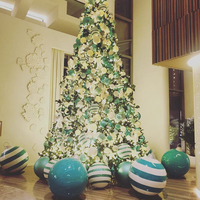 Décorations de Noël géantes d'extérieur pour usine : Boules de Noël en fibre de verre, grandes boules de Noël rayées pour une décoration festive