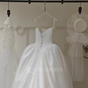 Robe de mariée moderne et minimaliste LY137, sans bretelles, en satin ivoire, avec volants et appliques florales en cristal, longue jusqu'au sol - Product Image 4