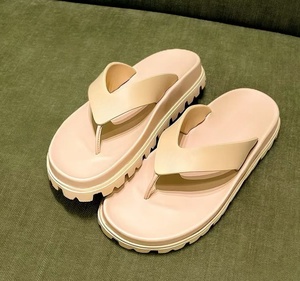Brand <b>Triangle</b> Logo Casual Flap-Toe Sandals for Women-Waterproof and Slip-resistant, Simple Solid Color Casual Slippers - Product Image 3