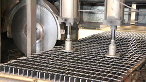 Fabricant professionnel vendant la couverture de <span class=keywords><strong>canal</strong></span> de grille en acier/grille de plancher de <span class=keywords><strong>garage</strong></span>/rampe de grille en acier - Product Image 4