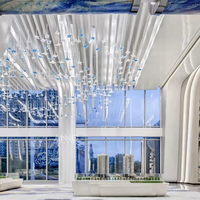 Lustre ANNO Blue Drop avec design flottant multi-niveaux, suspension personnalisée en grappe pour centre de vente immobilière