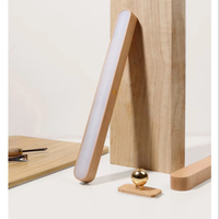 Lampe murale à support magnétique à piles rechargeables Rotation à 180 degrés Miroir portable Lumière de remplissage pour la maison et la salle de bain