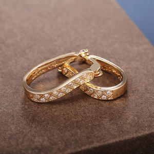 Boucles d'oreilles créoles en or 18 carats Zam Chanya avec diamants ronds taille brillant sertis en canal, design géométrique, bijoux de luxe pour femmes - Product Image 5