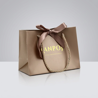 Sac en papier écologique de luxe personnalisé avec logo en feuille d'or, grand sac cadeau marron robuste pour magasin de vêtements