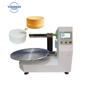 Il negozio commerciale usa la macchina di rivestimento della crema per la lavorazione della torta nuziale del partito per il pane della torta di glassa