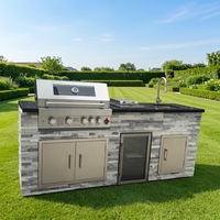 Îlot de cuisine extérieur en pierre culturelle sur mesure avec barbecue à gaz, évier de lavage des mains, refroidisseur de boissons, cuisine de fête extérieure