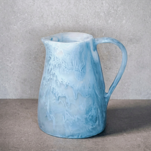 Carafe élégante en résine avec poignée confortable, écologique, compatible micro-ondes, pour servir l'eau, les jus et les boissons à la table. - Product Image 1