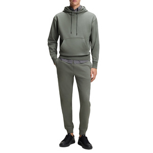 Chándal deportivo para hombre, diseñado para un movimiento fluido, con una forma equilibrada y un atractivo visual moderno. - Product Image 1