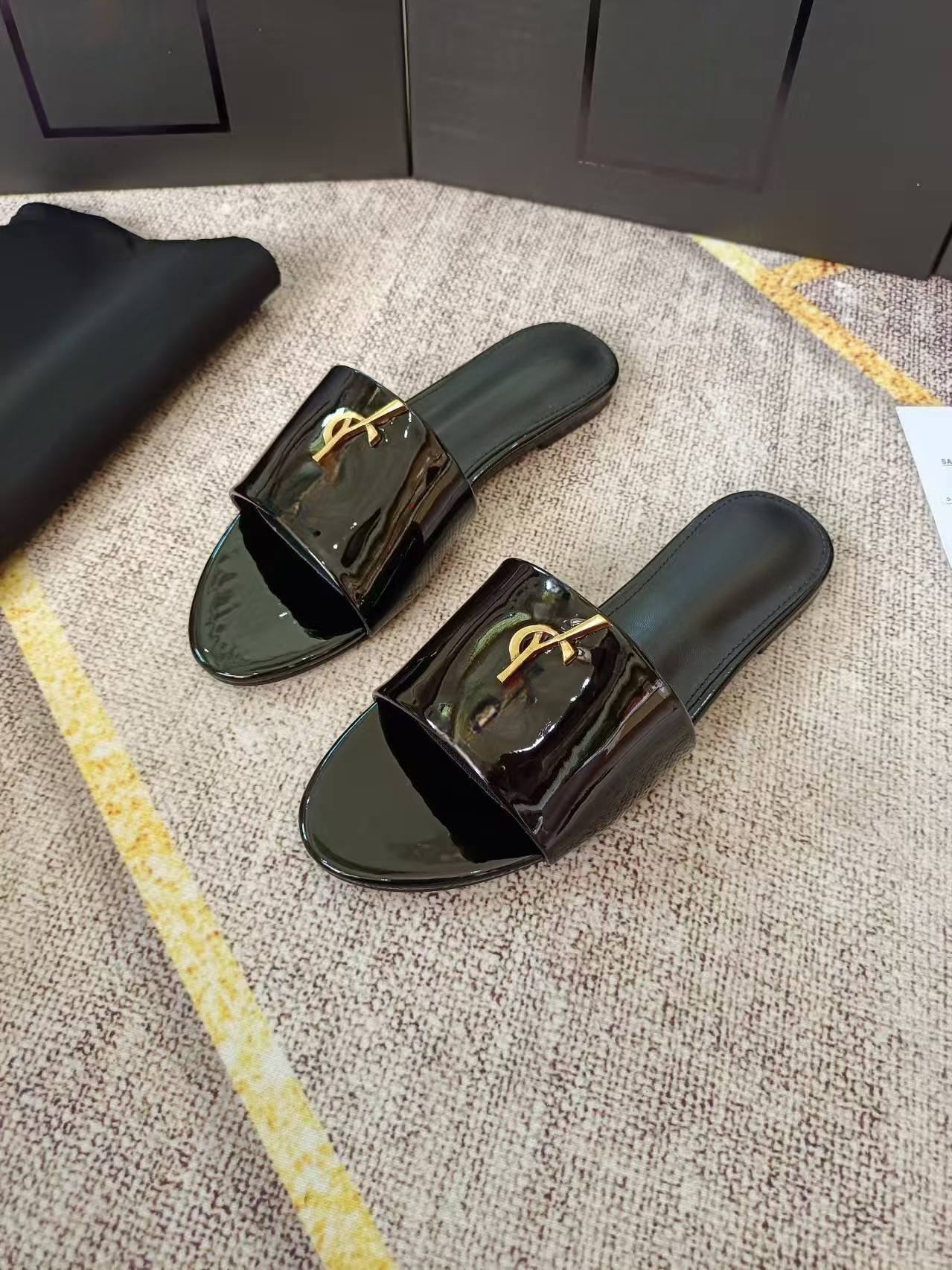 หนังสีดำ