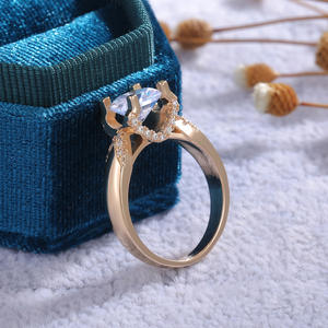 Anillo de Diamantes de Oro Blanco F651, Corte Brillante Redondo, Color G Natural, Anillo de Compromiso para Mujer con Diamantes Laterales - Product Image 4