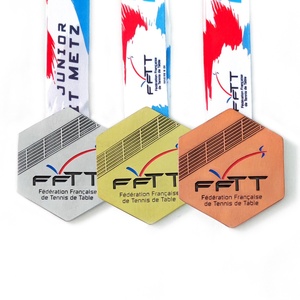 Trophée et médaille de marathon en or de haute qualité personnalisés en gros avec ruban, médaille d'honneur sportive en métal avec logo personnalisé - Product Image 3