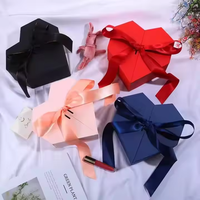 Boîte en papier rigide magnétique en forme de cœur avec ruban et nœud, finition mate et revêtement UV pour emballage cadeau de chocolat pour la Saint-Valentin et les mariages