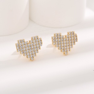 <span class=keywords><strong>Orecchini</strong></span> a perno a forma di cuore in ottone placcato oro 14K con cristalli brillanti, gioielli alla moda per ragazze e donne, regalo carino per tutti i giorni - Product Image 1