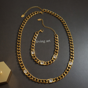 Conjunto de Joyería Estilo Cubano en Color Dorado con Circonitas Blancas y Verdes, Collar y Brazalete para Mujer, Estilo Vintage - Product Image 3