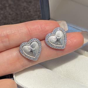 Pendientes de Plata de Ley S925 con Forma de Corazón Cepillado, Diseño Simple de Estrella Retro Vintage de Arte Francés - Product Image 1