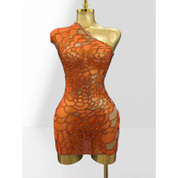 Robe moulante de luxe orange à une épaule ornée de strass en maille transparente pour performance scénique féminine