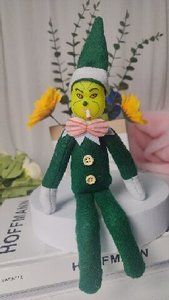 ตุ๊กตาเอลฟ์ตกแต่งคริสต์มาส สีเขียว สีแดง ตุ๊กตากรินช์ ตุ๊กตาโจ๊กเกอร์ ตุ๊กตาหัวกะโหลกมีเคราสีขาว ตุ๊กตาเอลฟ์หูยาวบนชั้นวางของ ตุ๊กตากรินช์ขนนุ่ม - Product Image 6