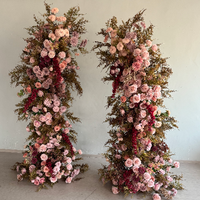 Ensemble d'installation florale de mariage moderne en terre cuite bordeaux, avec arche en corne et rangée de fleurs en soie, pour décoration de toile de fond de scène d'événement écologique