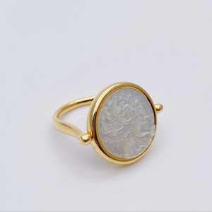 18K Gold Mermaid of the Sea Series Weißer doppelseitiger Ring aus Perlmutt, handgefertigter Vintage-Designer im Palaststil - Product Image 4