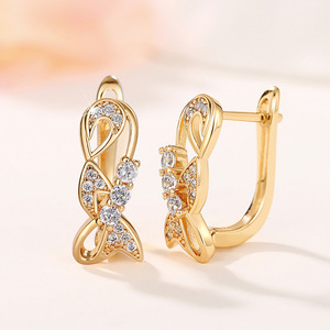 Orecchini a Cerchio Piccoli con Motivo Floreale Intrecciato per Donne, Ear Cuff Scintillante a Forma di Fiore, Gioielli alla Moda per Uso Quotidiano e Feste - Product Image 1